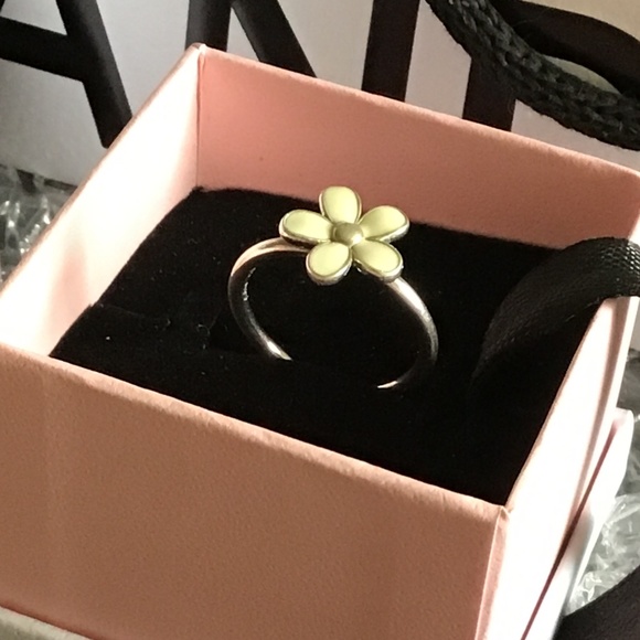 New Pandora flower ring - Picture 2 of 4